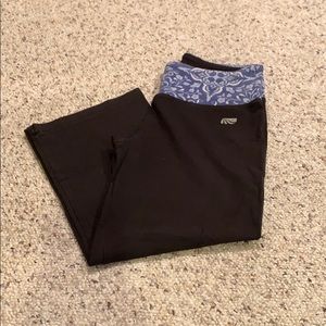 Yoga material Capris